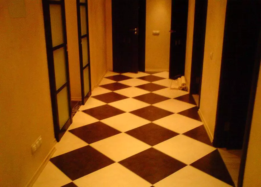 Placi pe podea în coridor (99 fotografii): Opțiuni pentru designul plăcilor de podea în hol. Modele din gresie de porțelan, celule de țiglă și alte opțiuni frumoase 9181_90