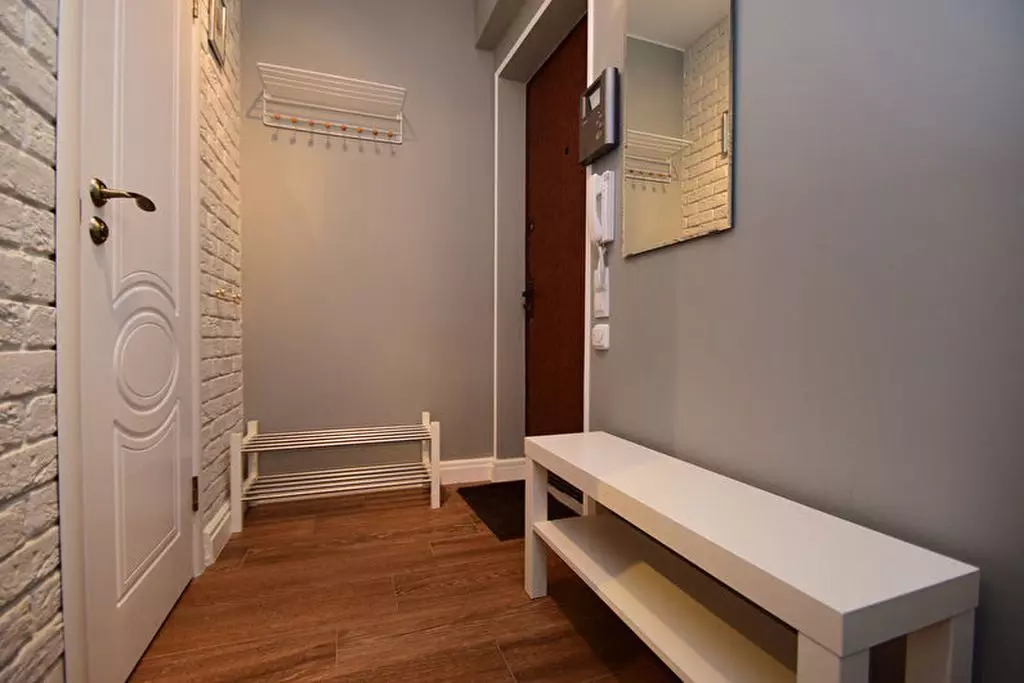 Сіра передпокій (65 фото): ідеї дизайну коридору в сіро-білих і інших тонах. Стіни і двері, підлогу і меблі в сірому кольорі в інтер'єрі 9187_20