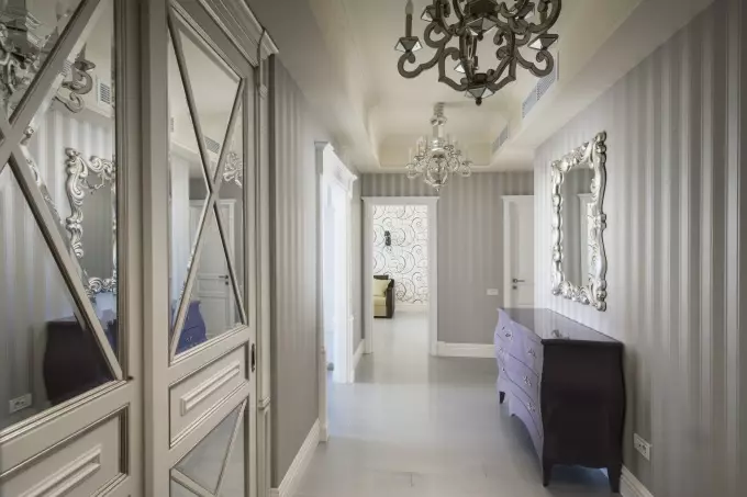 Grey Ingresso (65 foto): idee di design del corridoio in grigio-bianco e altri colori. Pareti e porte, genere e mobili in grigio nell'interno 9187_22