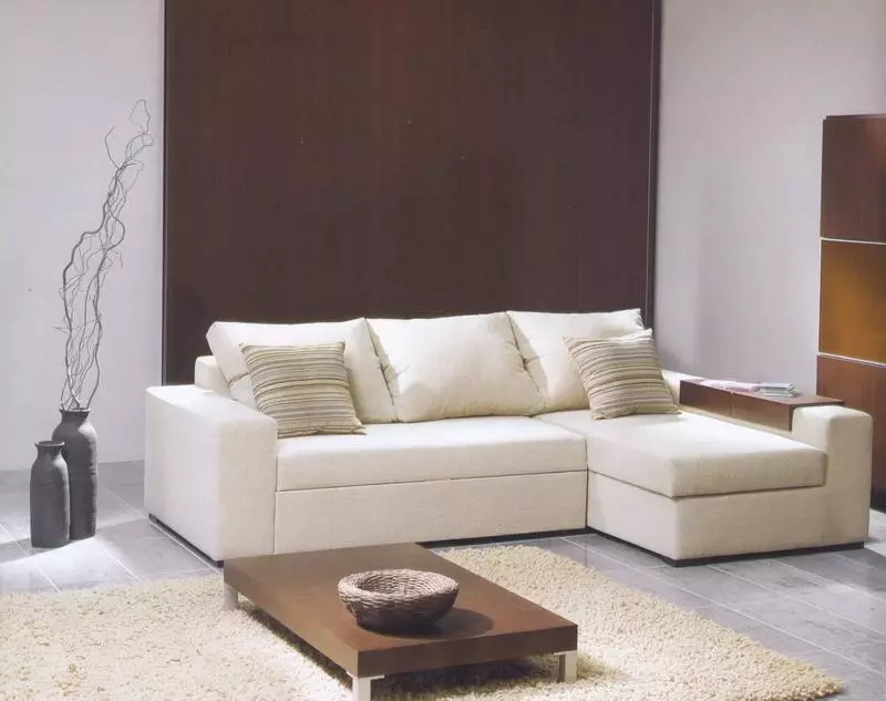 Apskaičiuota sofa (87 nuotraukos): aukšto lygio tiesioginiai modeliai 140 cm pločio, 120 cm ir 160 cm, knygos ir kiti transformacijos mechanizmai 9194_2