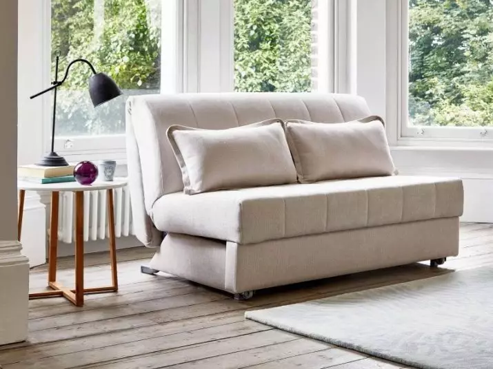 Berekende sofa (87 foto's): hoogtijdige directe modellen 140 cm breed, 120 cm en 160 cm, boek en andere transformatiemechanismen 9194_41