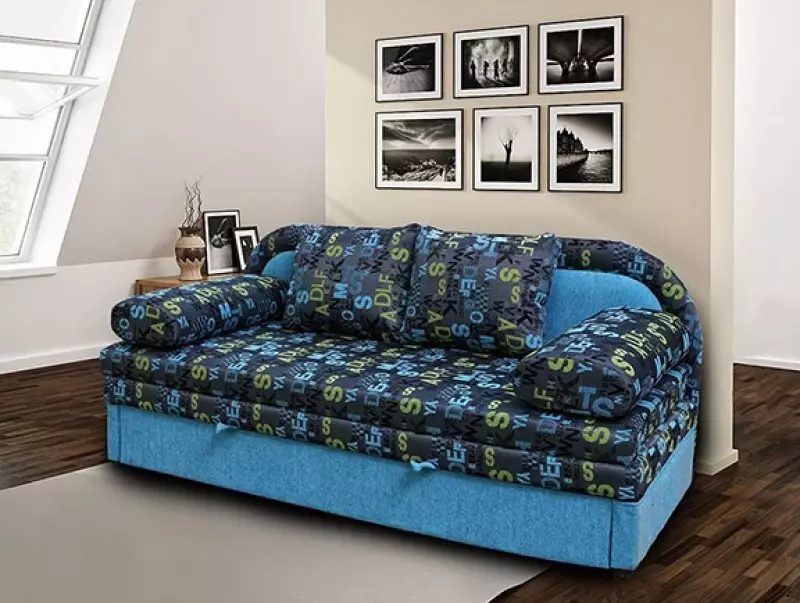 Berekende sofa (87 foto's): hoogtijdige directe modellen 140 cm breed, 120 cm en 160 cm, boek en andere transformatiemechanismen 9194_52