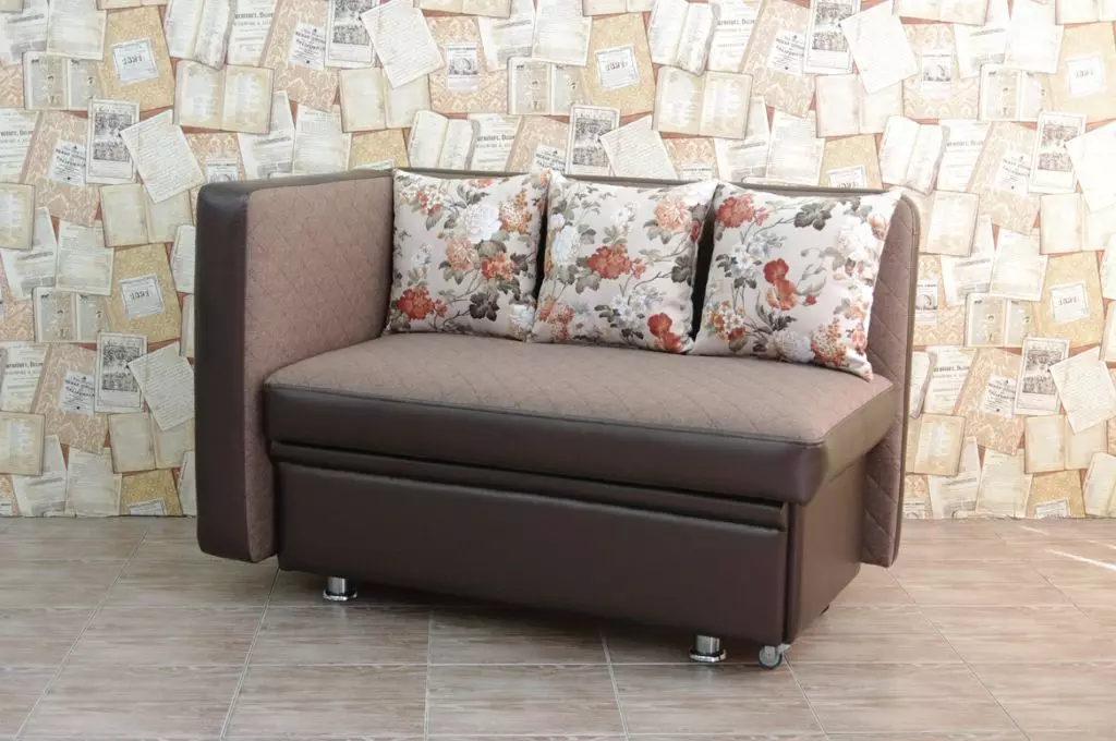 Berekende sofa (87 foto's): hoogtijdige directe modellen 140 cm breed, 120 cm en 160 cm, boek en andere transformatiemechanismen 9194_69