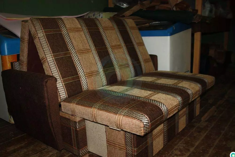 Berekende sofa (87 foto's): hoogtijdige directe modellen 140 cm breed, 120 cm en 160 cm, boek en andere transformatiemechanismen 9194_72