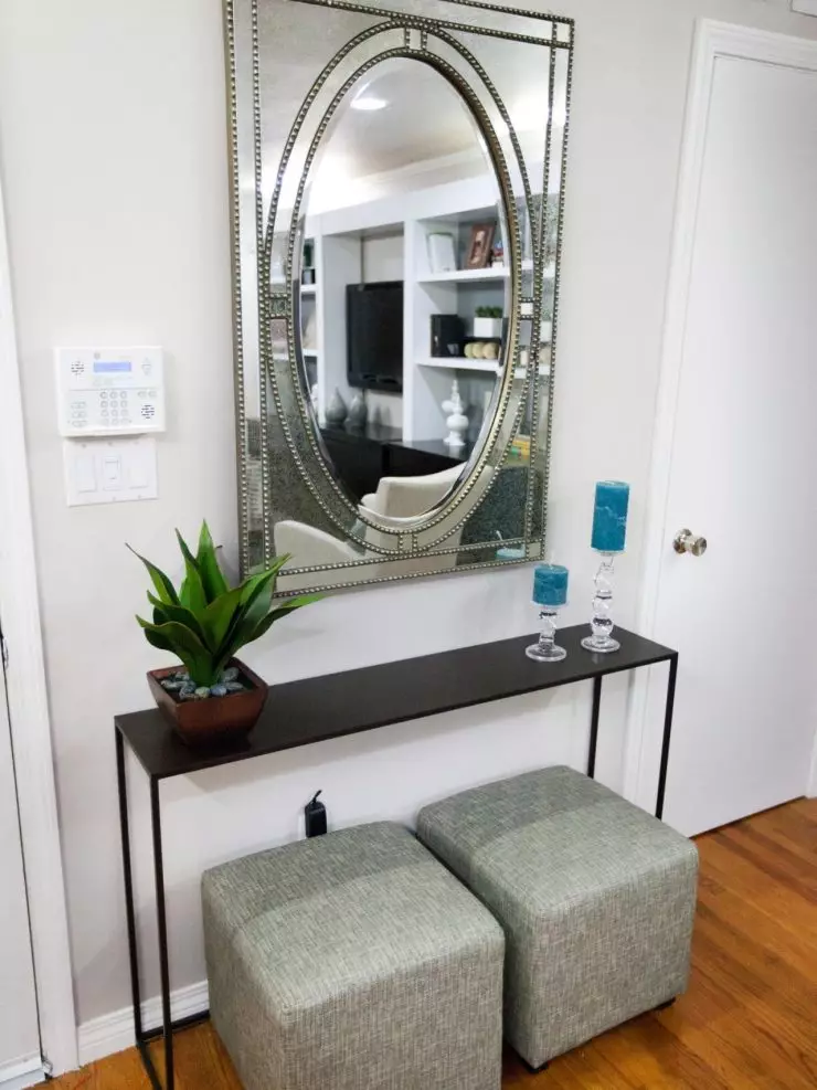 Sienų veidrodžiai prieškambario (60 nuotraukų): pasirinkite koridoriuje dideliais veidrodžiais su apšvietimu ant sienos, montuojamos konstrukcijos visišku augimu ir modeliais su laikrodžiu 9199_26