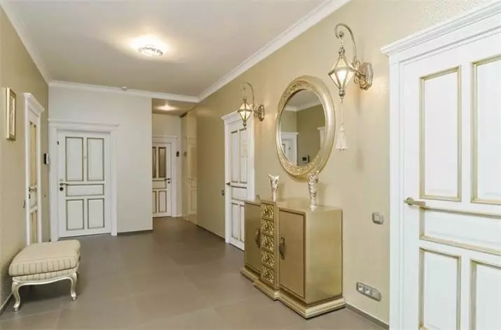 Cermin dinding di lorong (60 gambar): Pilih di lorong-lorong yang besar cermin dengan lampu latar di dinding, struktur yang dipasang dalam pertumbuhan penuh dan model dengan jam 9199_35