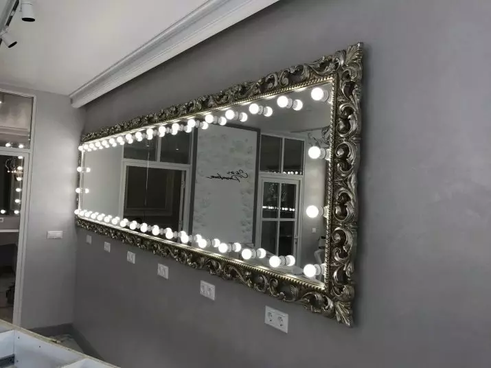 Espejos de pared en el pasillo (60 fotos): elija en los espejos grandes del pasillo con retroiluminación en la pared, estructuras montadas en pleno crecimiento y modelos con reloj. 9199_38