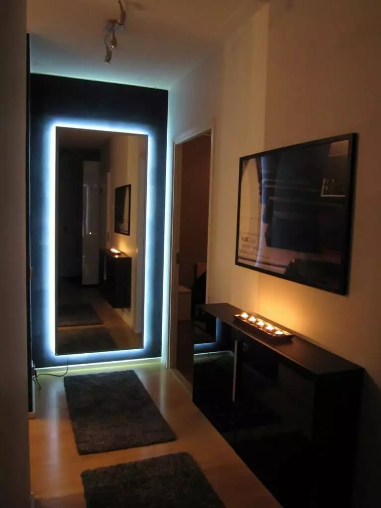 Zidna ogledala u hodniku (60 fotografija): Odaberite u hodniku Velika ogledala s pozadinskim osvjetljenjem na zidu, montirane strukture u punom rastu i modeli sa satom 9199_43
