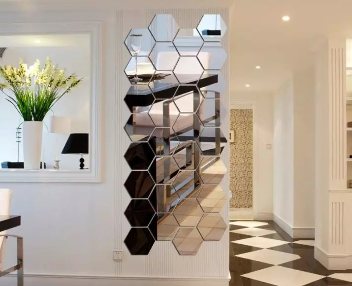 Wall mirrors in the hallway (60 photos): Choose in the hallway large mirrors with backlight on the wall, mounted structures in full growth and models with clock 9199_58