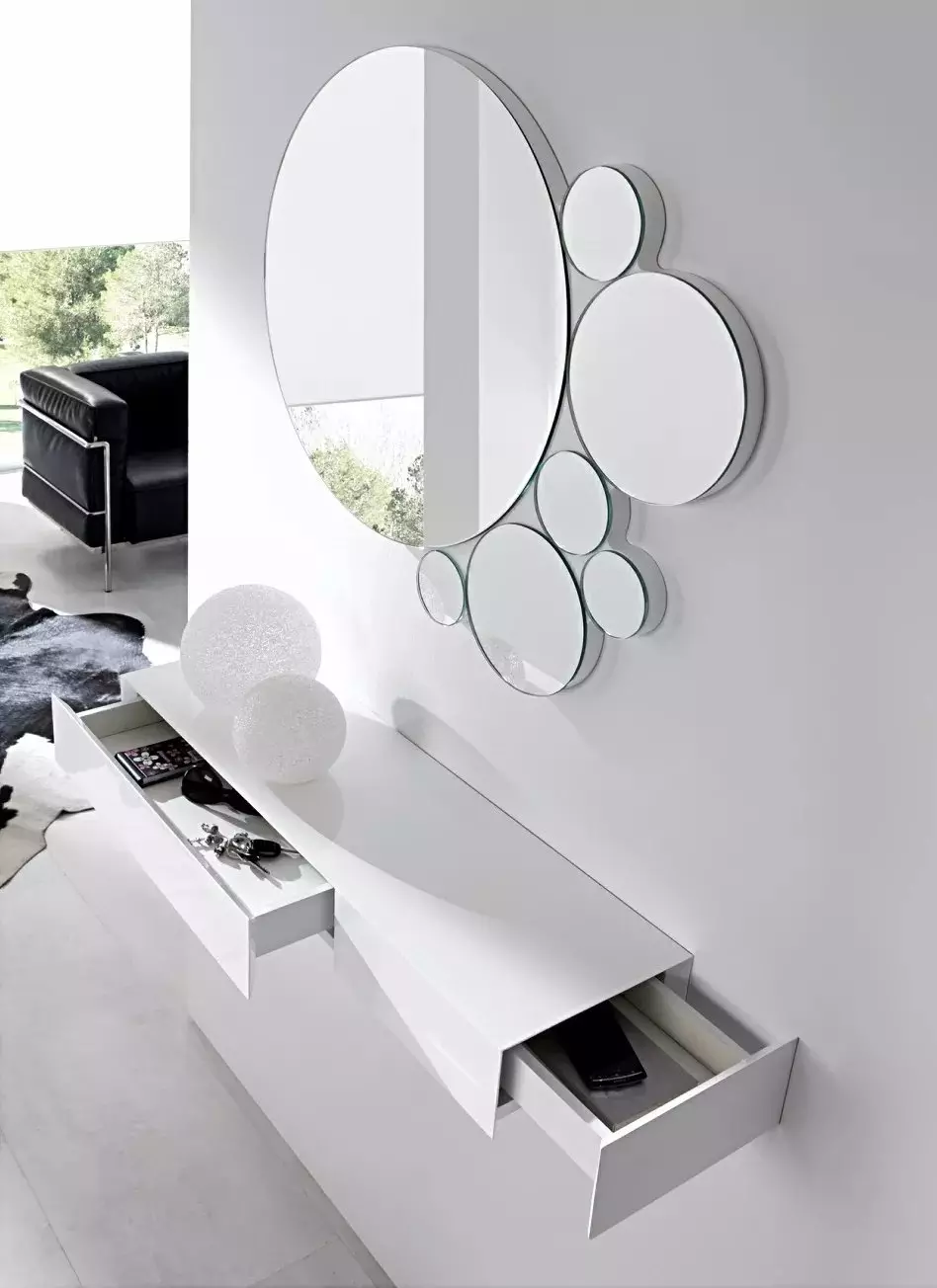 Wall mirrors in the hallway (60 photos): Choose in the hallway large mirrors with backlight on the wall, mounted structures in full growth and models with clock 9199_9