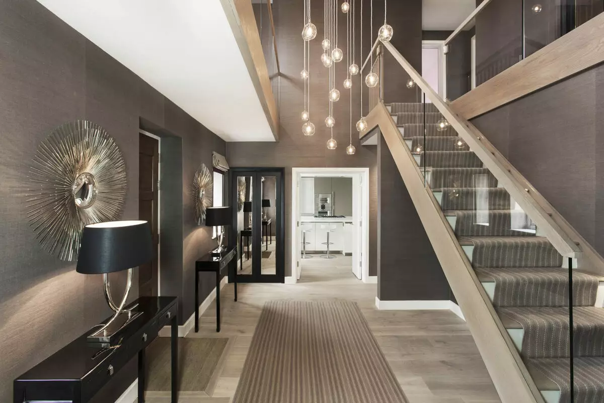 O design do corredor (86 fotos): As melhores ideias para criar um belo interior do corredor no apartamento habitual, exemplos de projeto 9205_19