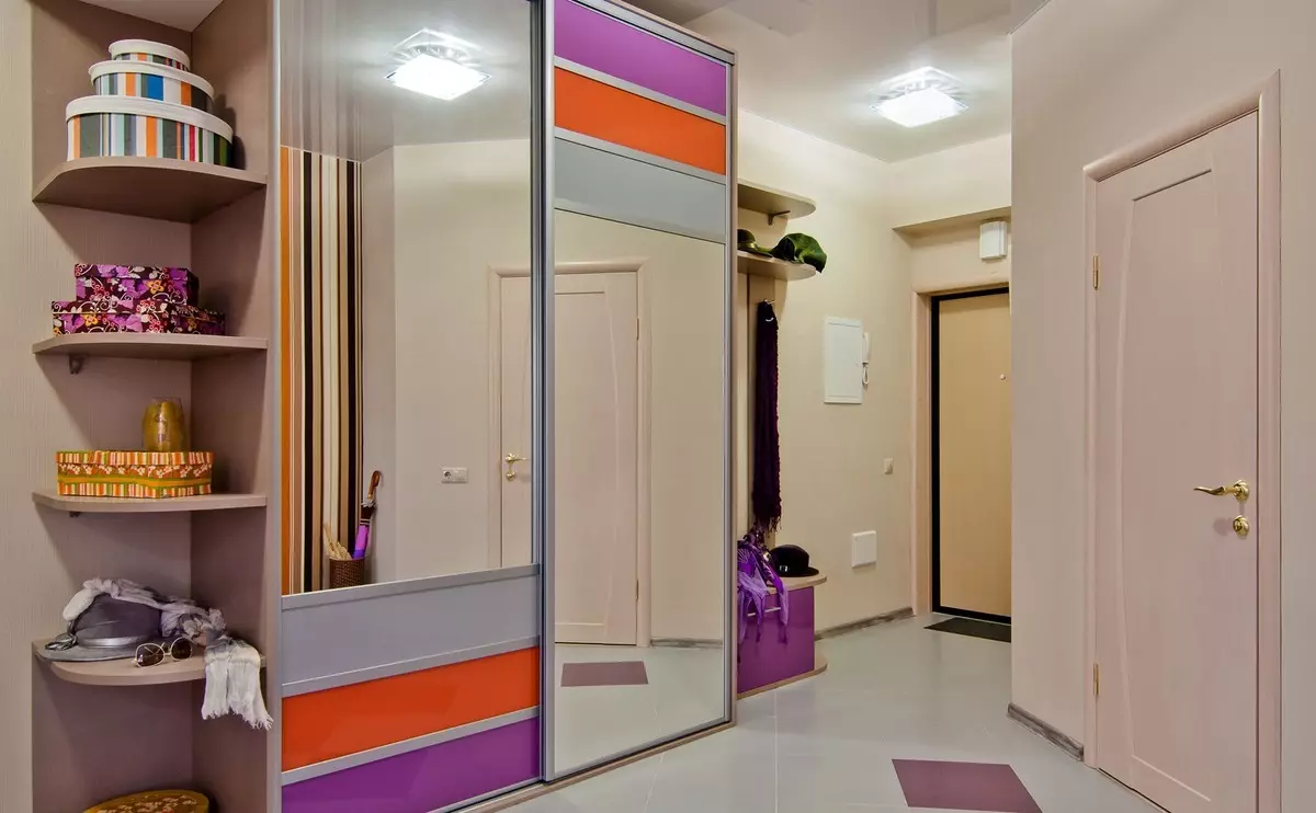 O design do corredor (86 fotos): As melhores ideias para criar um belo interior do corredor no apartamento habitual, exemplos de projeto 9205_45