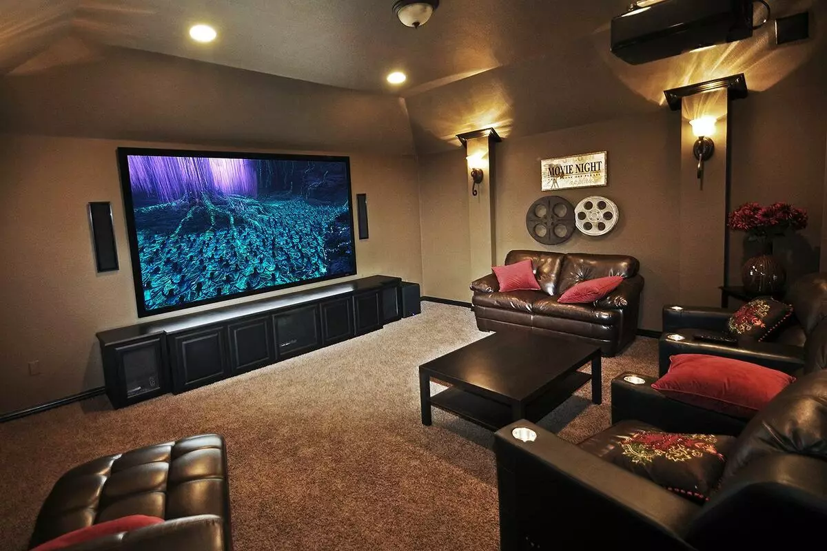Escollir un llit per al vostre cinema a casa: un sofà còmode per veure la televisió. Disseny de l'habitació amb TV al costat del sofà 9208_10