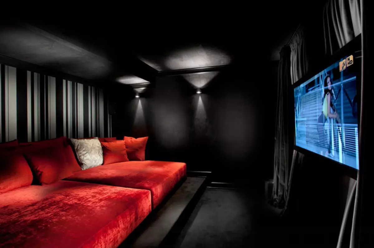 Escollir un llit per al vostre cinema a casa: un sofà còmode per veure la televisió. Disseny de l'habitació amb TV al costat del sofà 9208_13