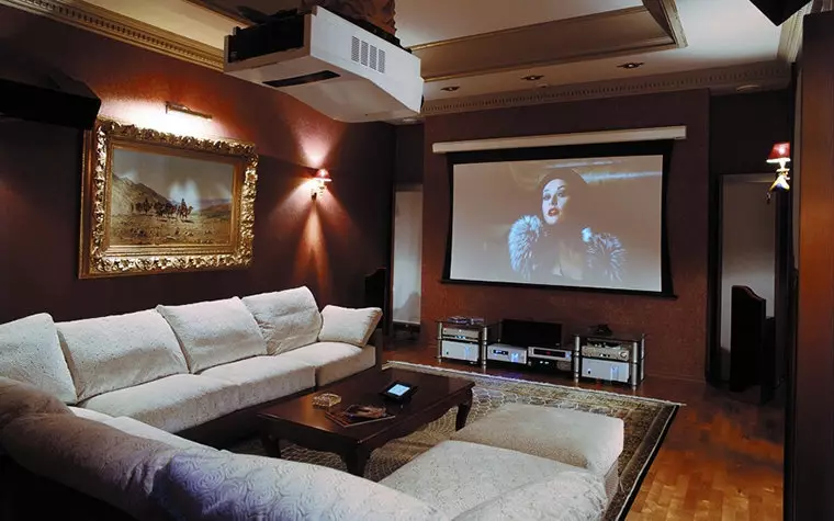 Pilih sofa untuk teater rumah: sofa sudut yang selesa untuk menonton TV. Reka bentuk bilik dengan sofa sofa 9208_25