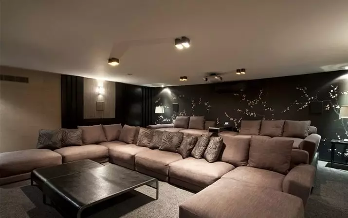 Zgjidhni një divan për teatër në shtëpi: sofas të rehatshme këndore për të parë TV. Dizajni i dhomës me divan divan 9208_30