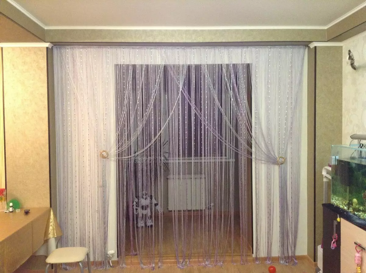 走廊中的窗帘（61张照片）：在窗户和走廊的门上设计短而长的窗帘。选择狭窄窗户的窗帘 9211_23