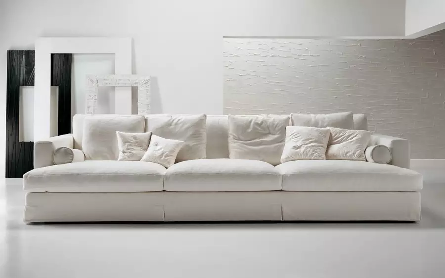 Bijele sofe u unutrašnjosti (52 fotografije): kutni i ravni, odaberite veliki za goste i dvostruke, klasične i druge modele 9214_14