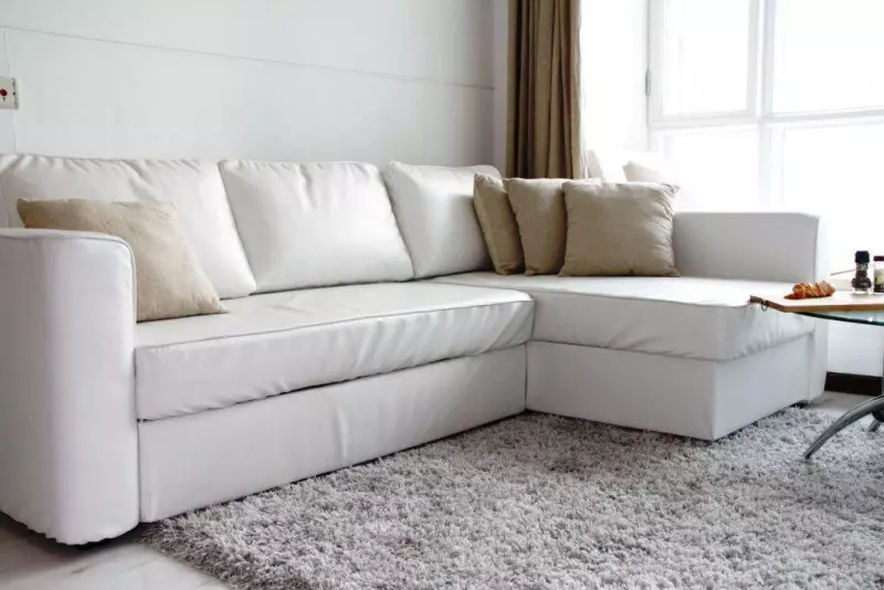 Bijele sofe u unutrašnjosti (52 fotografije): kutni i ravno, odaberite veliku za goste i dvostruke, klasične i druge modele 9214_16