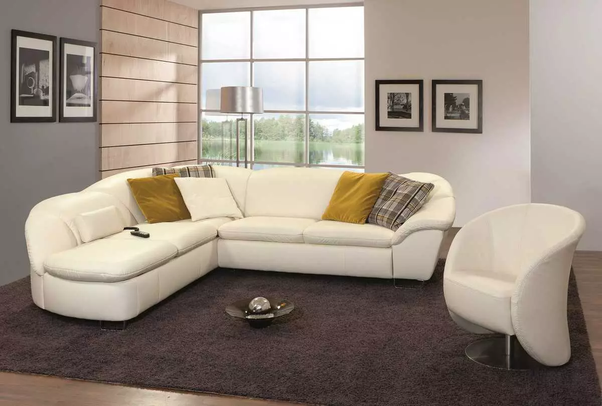 sofás blancos en el interior (52 fotos): angulares y rectos, elegir un gran para los huéspedes y los modelos dobles, clásicas y otras 9214_17