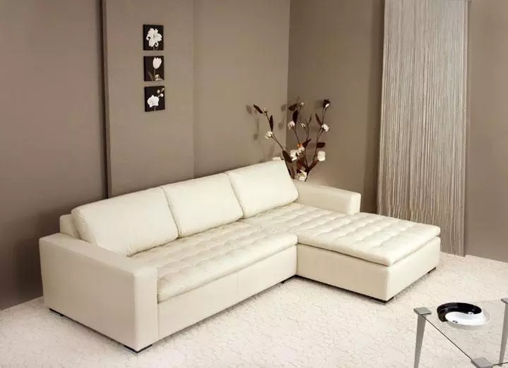 Hvide sofaer i interiøret (52 billeder): Vinkel og lige, vælg en stor til gæster og dobbelt-, klassiske og andre modeller 9214_25