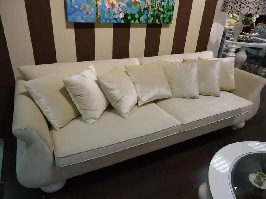 內飾的白色沙發（52張照片）：角度和直線，為客人提供大型，雙人，經典等型號 9214_28
