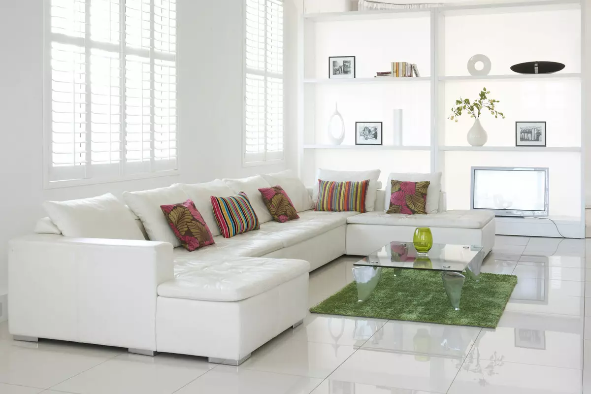 Bijele sofe u unutrašnjosti (52 fotografije): kutni i ravno, odaberite veliku za goste i dvostruke, klasične i druge modele 9214_30