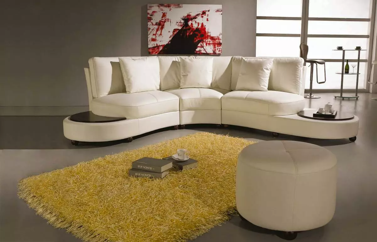 Bijele sofe u unutrašnjosti (52 fotografije): kutni i ravni, odaberite veliki za goste i dvostruke, klasične i druge modele 9214_35