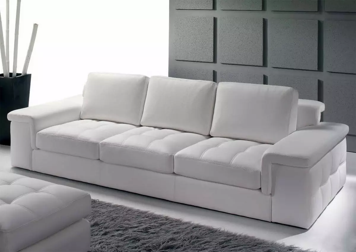 Λευκό καναπέδες στο εσωτερικό (52 φωτογραφίες): γωνιακή και ίσια, επιλέξτε ένα μεγάλο για τους επισκέπτες και το διπλό, κλασικά και άλλα μοντέλα 9214_45