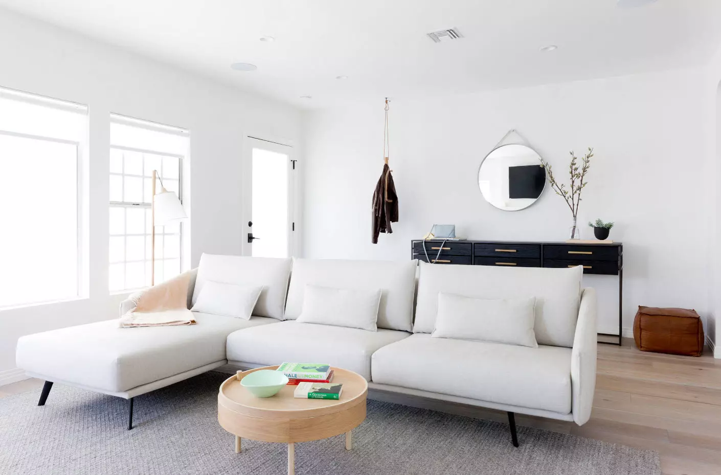 Fehér kanapék a belső térben (52 fotók): szögletes és egyenes, válasszon egy nagyot a vendégek számára, és kétágyas, klasszikus és egyéb modellek 9214_5