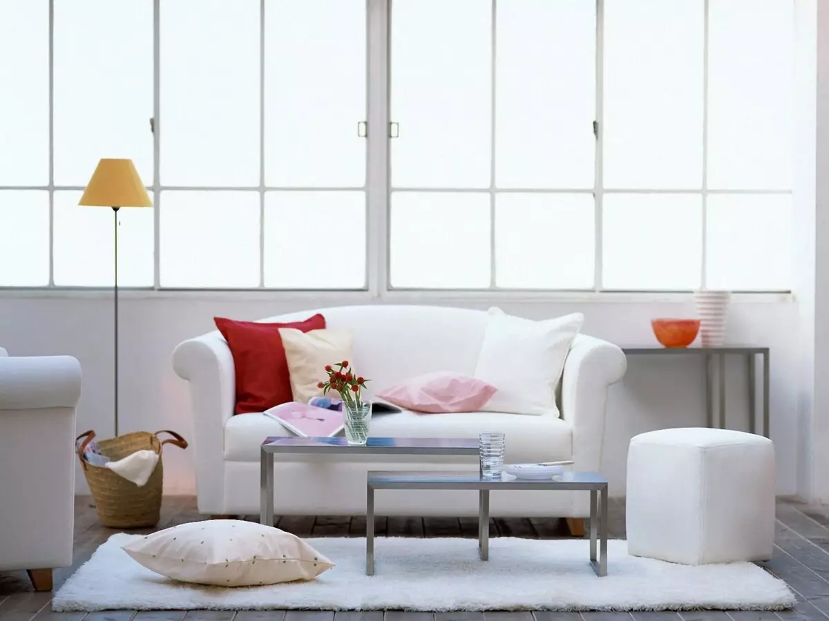Bílé pohovky v interiéru (52 fotografií): úhlové a rovné, vyberte si velké pro hosty a dvojité, klasické a jiné modely 9214_9