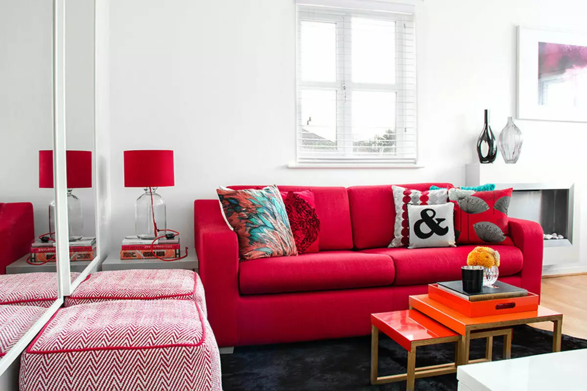 Stilīgas dīvāni (76 fotogrāfijas): modes krāsas. Kādi materiāli tagad ir modes? Citas tendences, piemēri interjerā 9215_28