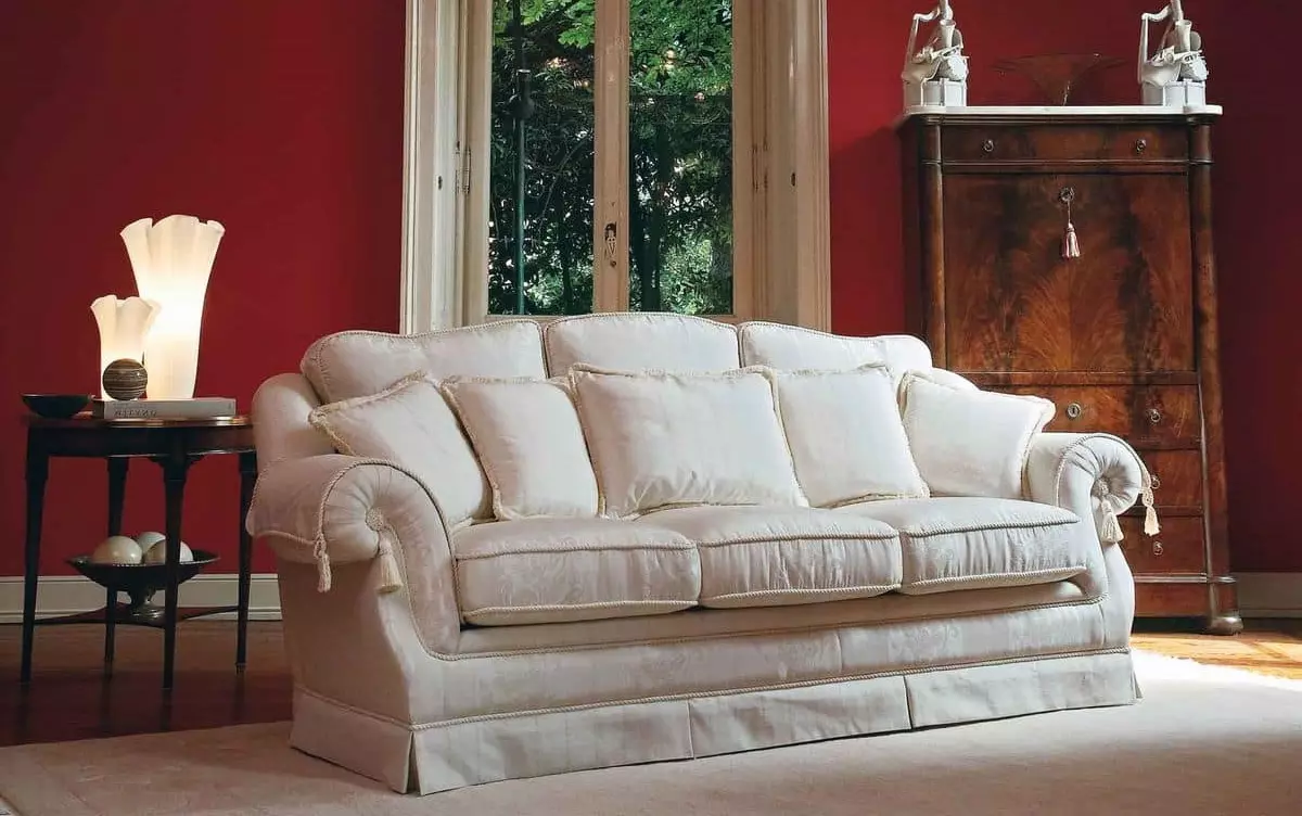 Ghế sofa sành điệu (76 ảnh): Màu sắc thời trang. Những vật liệu đang trong thời trang bây giờ? Xu hướng khác, ví dụ trong nội thất 9215_36