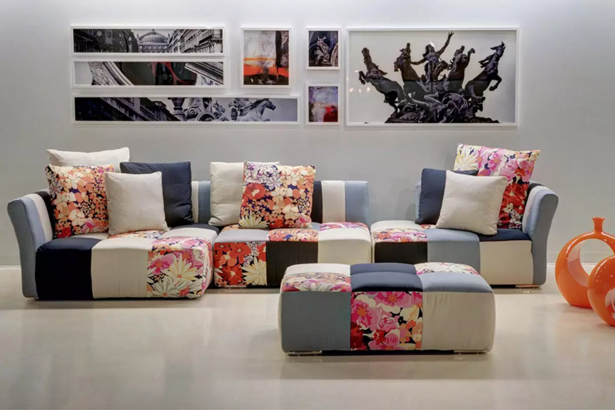 Sofa bergaya (76 foto): Warna modis. Bahan apa yang sedang mode sekarang? Tren lain, contoh dalam interior 9215_40