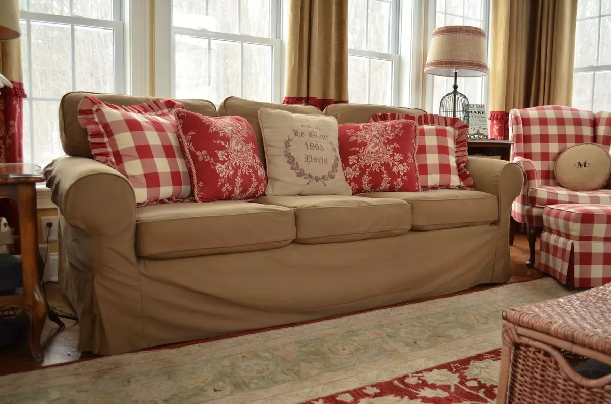 Šalies stiliaus sofa: kampiniai ir kiti modeliai. Kaip pasiimti interjerą? 9216_20