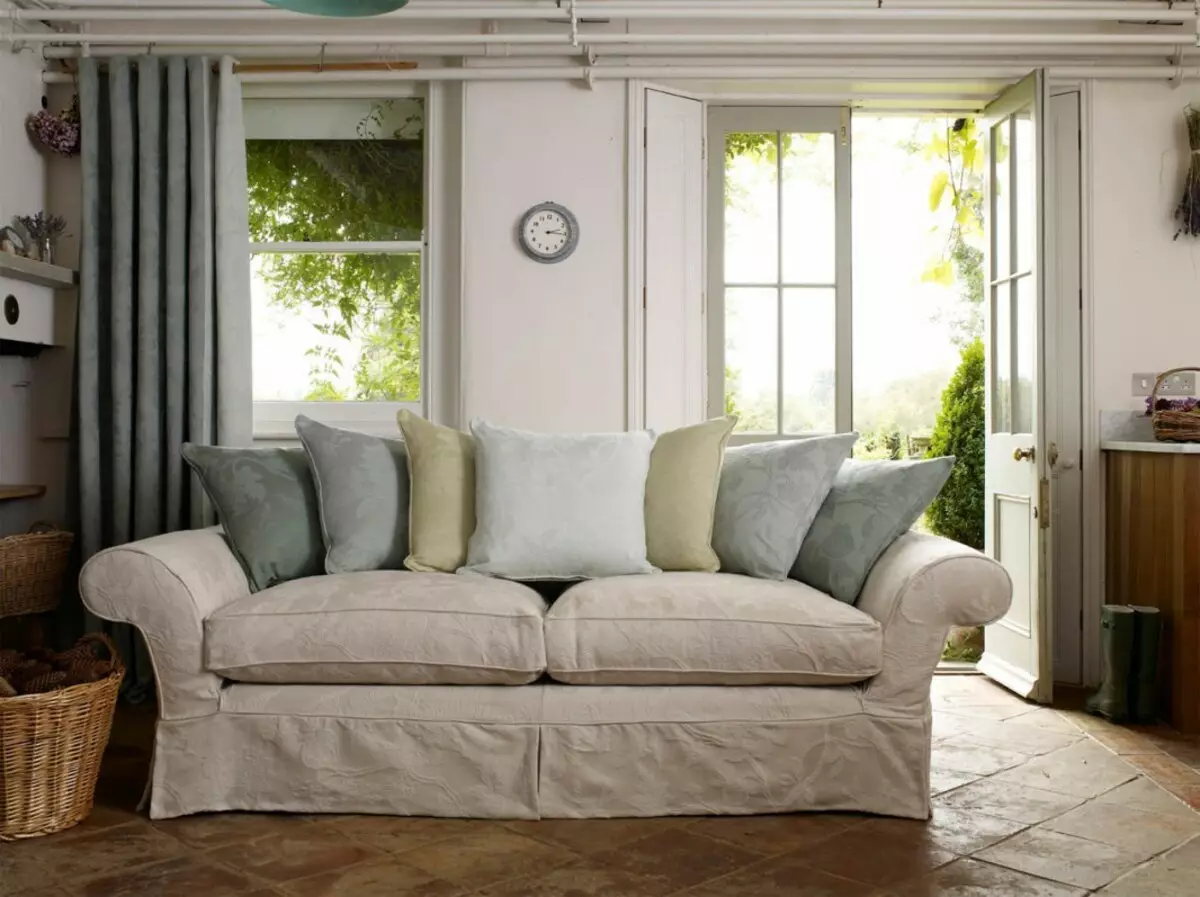 Country Style Sofa: Vinkel og andre modeller. Hvordan plukke opp i interiøret? 9216_4
