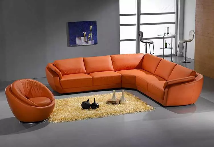 Sofasên Orange: Kevirên rengîn ên di hundurê de. Quncik û sofas rasterast. Wallpaper di bin sofa orange 9223_10