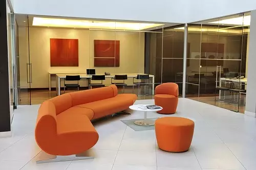 Sofas oranye: kombinasi warna ing interior. Sudhut lan lurus sofas. Wallpaper ing ngisor sofa oranye 9223_12