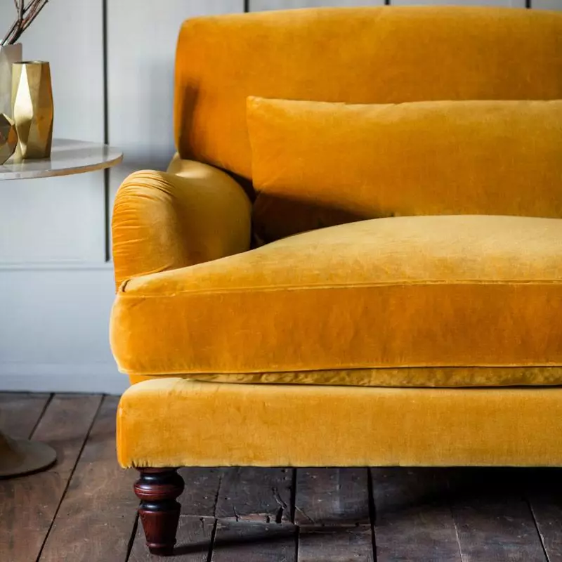 Sofà taronja: una combinació de colors a l'interior. Angle i sofàs rectes. Fons de pantalla per al sofà de color taronja 9223_20