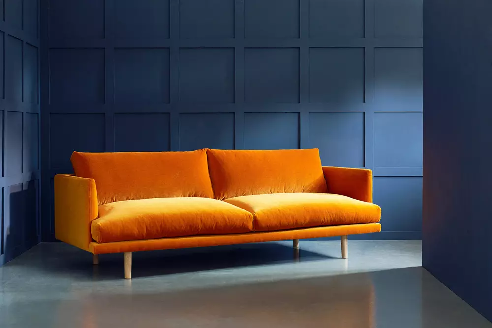 Sofas oranye: kombinasi warna ing interior. Sudhut lan lurus sofas. Wallpaper ing ngisor sofa oranye 9223_3