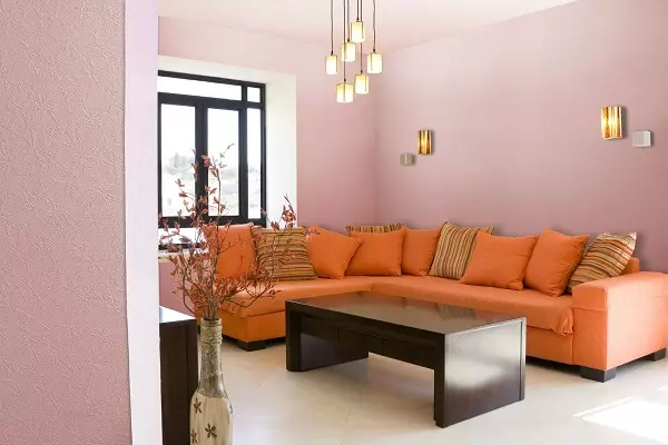 Sofasên Orange: Kevirên rengîn ên di hundurê de. Quncik û sofas rasterast. Wallpaper di bin sofa orange 9223_7