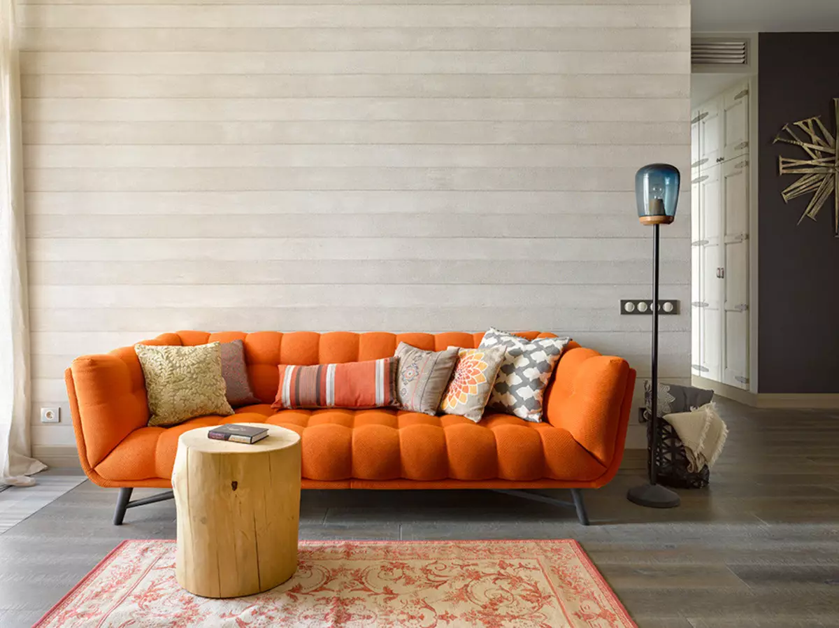 Narancssárga kanapék: Színes kombinációk a belső térben. Sarok és egyenes kanapék. Háttérkép egy narancssárga kanapé alatt 9223_8