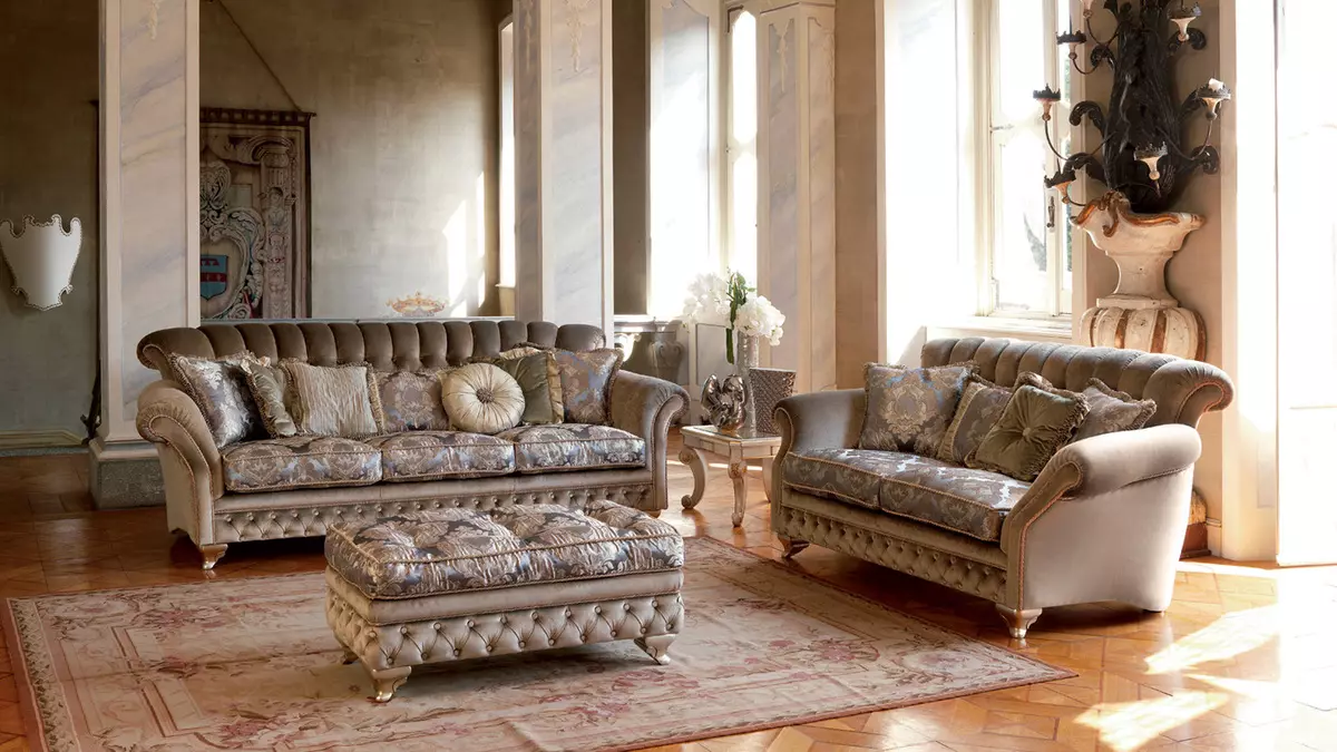 Klassische Sofas (74 Fotos): Schöne Sofas im Stil der modernen Klassiker, russische Produktion und Möbel anderer Hersteller im Inneren 9230_16