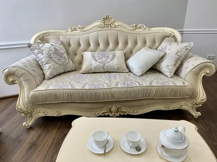 Klasiskās dīvāni (74 fotogrāfijas): skaisti dīvāni mūsdienu klasikas stilā, Krievijas ražošana un citu ražotāju mēbeles interjerā 9230_46
