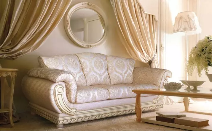 Sofa klasik (74 foto): Sofa indah dalam gaya klasik modern, produksi dan furnitur Rusia produsen lain di interior 9230_49