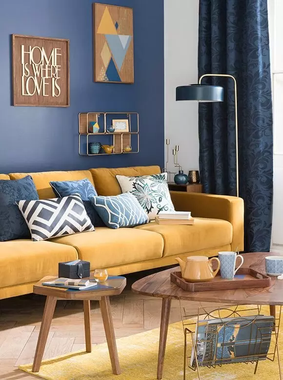 Sofa mù tạt (29 ảnh): Ví dụ trong nội thất. Nó đang đi với gối màu xanh? Rèm nào sẽ phù hợp? 9239_16