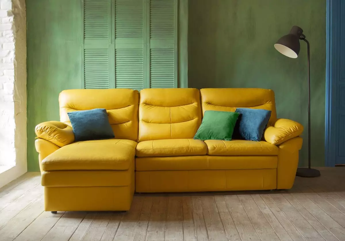 Sofa mù tạt (29 ảnh): Ví dụ trong nội thất. Nó đang đi với gối màu xanh? Rèm nào sẽ phù hợp? 9239_19