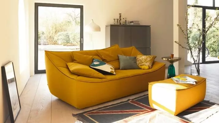 Canapés moutarde (29 photos): Exemples à l'intérieur. Est-ce que ça va avec des oreillers bleus? Quels rideaux vont s'adapter? 9239_21
