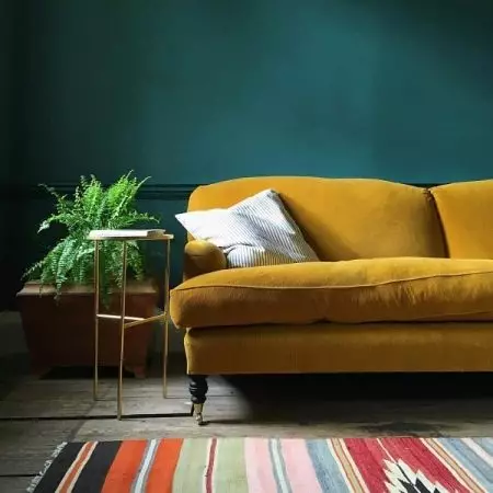 Sinepju dīvāni (29 fotogrāfijas): piemēri interjerā. Vai tas notiek ar ziliem spilveniem? Kādi aizkari būs piemēroti? 9239_24