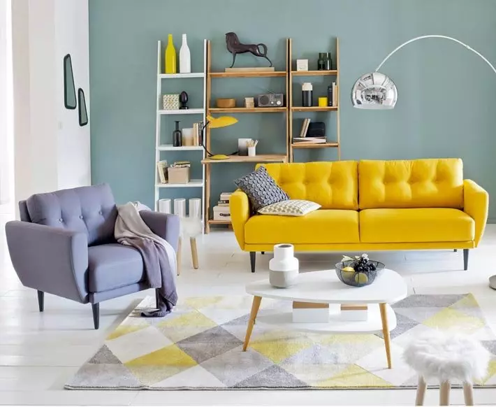 Sennep sofaer (29 billeder): Eksempler i interiøret. Går det med blå puder? Hvilke gardiner passer til? 9239_3